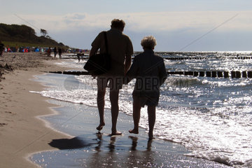 Graal Mueritz  Rentnerpaar am Strand