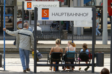 Saarbruecken  Reisende warten am Hauptbahnhof