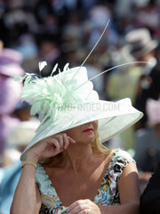 Royal Ascot  schoene Frau mit Hut auf der Galopprennbahn