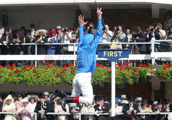 Royal Ascot  Jockey Lanfranco Dettori macht einen Jubelsprung