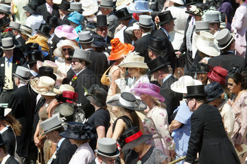 Royal Ascot  Zuschauermenge auf der Galopprennbahn