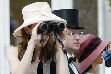 Royal Ascot  Frau mit Hut und Fernglas auf der Galopprennbahn