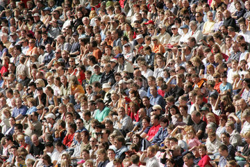 Berlin  Zuschauer im Berliner Olympiastadion