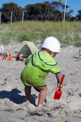 Graal Mueritz  kleines Kind spielt am Strand