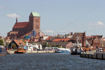 Der Hafen von Wismar mit Blick auf die St. Nikolai-Kirche