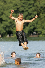 Boetzsee  ein Junge springt ins Wasser