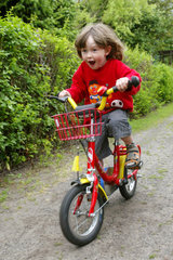 Berlin  ein Kind faehrt mit seinem Fahrrad