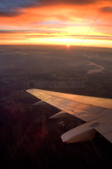 Symbolfoto - Blick aus dem Flugzeugfenster