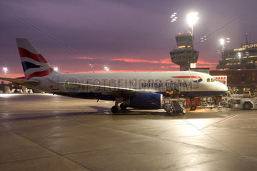 Berlin  eine British Airways-Maschine am Flughafen Tegel