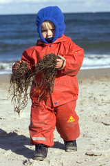 Kuehlungsborn  ein Kind spielt am Strand
