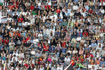 Berlin  Zuschauer im Berliner Olympiastadion