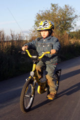 Prangendorf  ein Kind faehrt Fahrrad