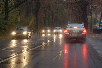 Berlin  Autos auf regennasser Strasse