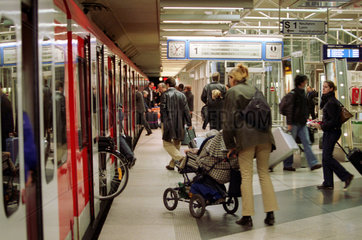 Passagiere der Muenchener S-Bahn
