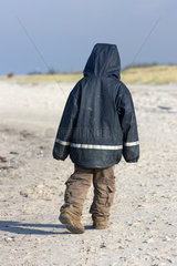 Ein einsames Kind am Strand