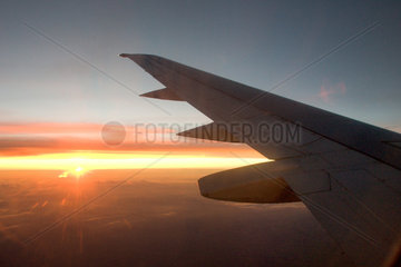 Symbolfoto - Blick aus dem Flugzeugfenster