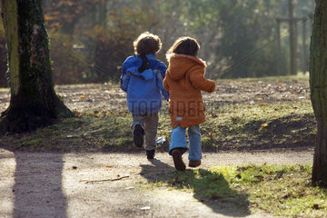 Zwei Kinder rennen im Wald