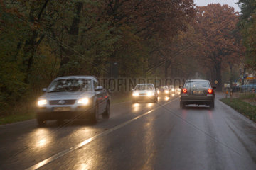 Berlin  Autos auf regennasser Strasse
