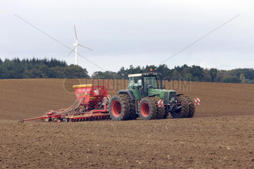 Mecklenburg  ein Traktor bei der Feldarbeit