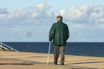 Kuehlungsborn  ein Rentner beim Spazierengehen an der Ostsee