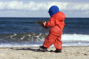 Kuehlungsborn  ein Kind spielt am Strand