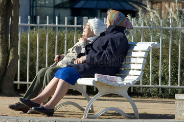 Kuehlungsborn  Senioren beim Sonnen auf einer Bank