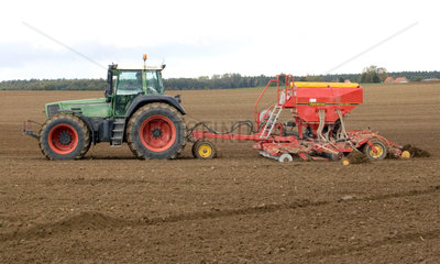 Mecklenburg  ein Traktor bei der Feldarbeit