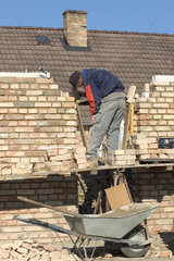 Mecklenburg  ein Bauarbeiter beim Mauern