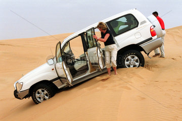 Ein Jeep hat sich in der Wueste von Dubai festgefahren