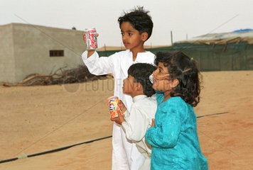 Kinder in einem Wuestencamp in Dubai