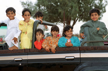 Kinder auf einem Jeep in einem Wuestencamp in Dubai