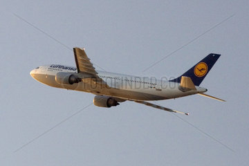 Muenchen  eine Maschine der Fluggesellschaft Lufthansa in der Luft