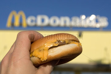 Berlin  Cheeseburger vor McDonald's-Logo
