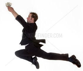 Ein Mann springt mit Geld in der Hand