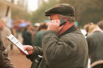 Ein Mann mit einem Handy beim Telefonieren