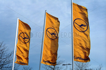 Fahnen der Deutschen Lufthansa AG im Wind