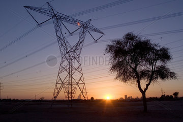 Dubai  Lichtstimmung - Strommasten in der Wueste
