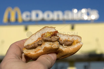 Berlin  angebissener Cheeseburger vor McDonald's-Logo