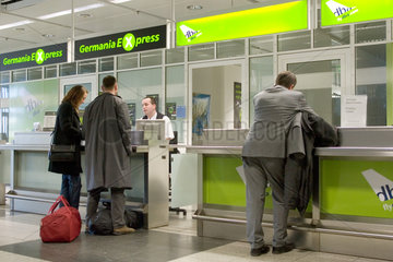Muenchen  Reisende an einem Schalter der Fluggesellschaft Germania und der DBA