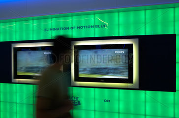 Philips zeigt neue Modelle von Flachbildschirmen auf dem Messestand der IFA