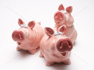 Gruppe von drei Sparschweinen
