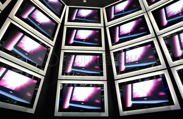 Berlin - Installation von Flachbildschirmen der Firma Philips zur IFA