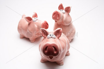 Gruppe von drei Sparschweinen