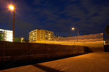 Berlin - Gedenkstaette Berliner Mauer bei Nacht