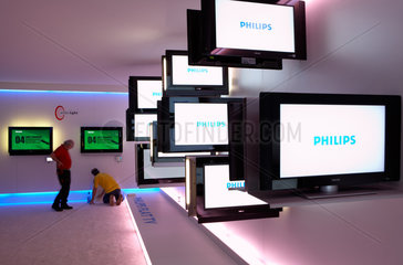 Flachbildschirme der Firma Philips auf dem IFA-Messestand an einer Wand