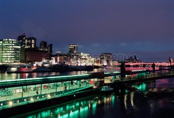 London - Blick ueber die Themse bei Nacht zum Suedufer