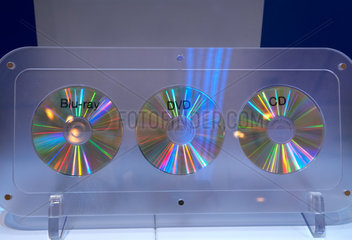 Die Speichermedien Blu-Ray Disc  DVD und CD nebeneinander