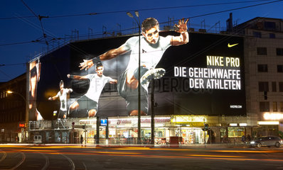 Berlin - Riesiges beleuchtetes Werbeplakat fuer Nike an einer Hausfassade
