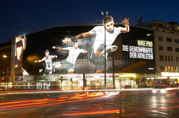 Berlin - Riesiges beleuchtetes Werbeplakat fuer Nike an einer Hausfassade