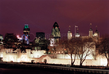 London - Tower of London mit Skyline des Finanzdistriktes